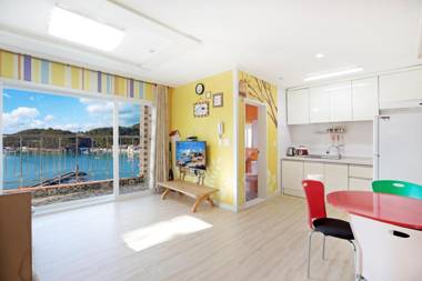 Tongyoung Blue House Spa Pension