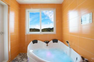 Tongyoung Blue House Spa Pension