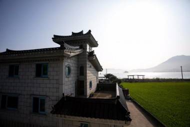 Namhae Badatga Byeoljang Pension
