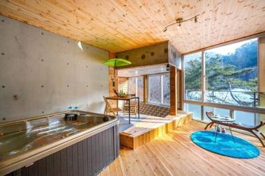 Harbor House poolvilla couple