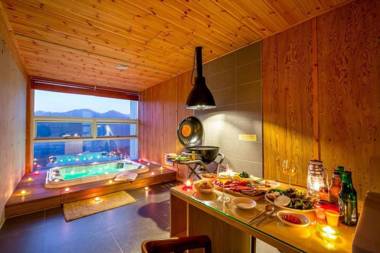 Harbor House poolvilla couple