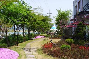 Yangpyeong Hayandohwaji Pension