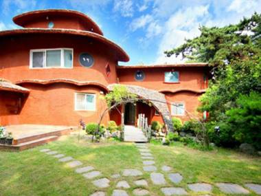 Mongsanpo Solmoimaeul Pension