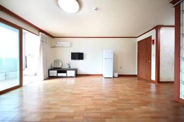 Mongsanpo Solmoimaeul Pension