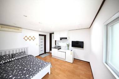 Mongsanpo Solmoimaeul Pension