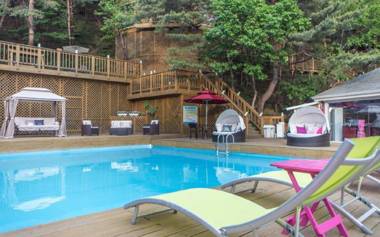 Couple stars in Forest