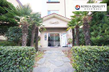 Goodstay Charmant Hotel