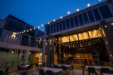 Parotia waterhouse hotel