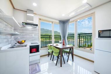 Nami Island Pig Dream Spa Pension