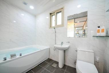 Nami Island Pig Dream Spa Pension