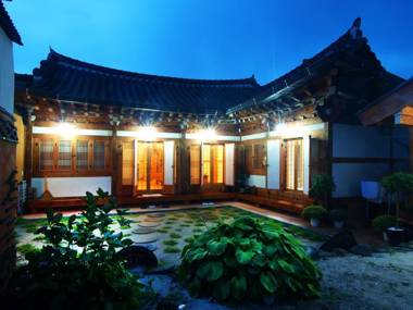 Saekdong Jeogori Hanok Guesthouse Jeonju
