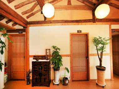 Saekdong Jeogori Hanok Guesthouse Jeonju