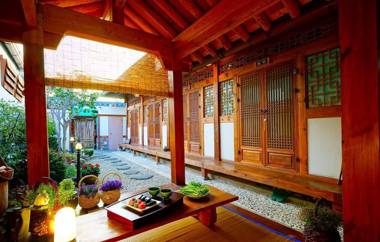 Jeonju Hanok Maeul Deungyongjae Gotek