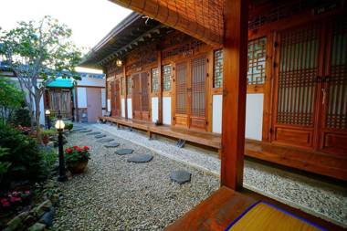Jeonju Hanok Maeul Deungyongjae Gotek