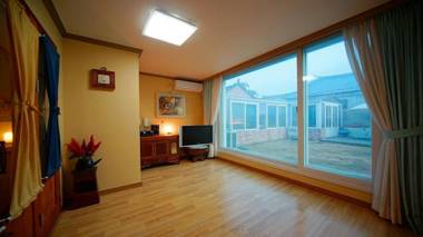 Jeonju Ihwawon Healing Gonggan Guest House