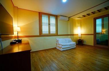 Jeonju Hanok Village Ghamyoungroo Hanok Hotel