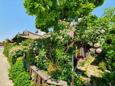 Gyodong Salrae Guesthouse