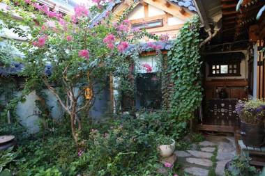 Gyodong Salrae Guesthouse