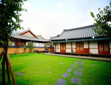 Jeonju Hanok Village Accommodation Jidang Hanok Pension