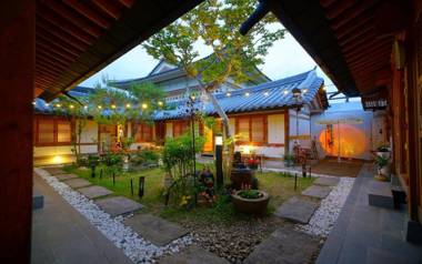 Jeonju Hanok Maeul Sarang Namu Hanok Pension