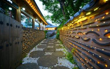 Jeonju Hanok Maeul Sarang Namu Hanok Pension