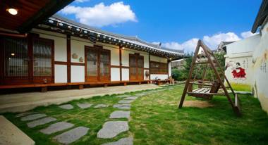 Jeonju Hanok Maeul Sukbak Byeolbit Goong