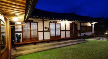 Jeonju Hanok Maeul Sukbak Byeolbit Goong