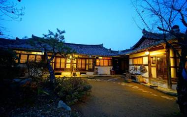 Jeonju Hanokmaeul Ihwawon Gotek