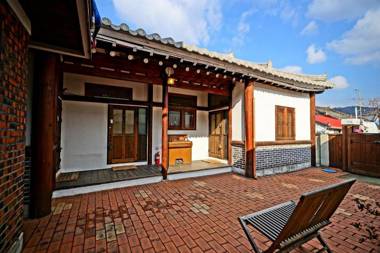 Jeonju Namugeuneul and Geunsoonae Chogajip