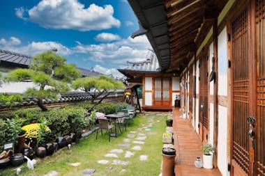 Jeonju Hanok Maeul Yeonwoodang Hanok