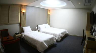 Metro Pole Tourist Hotel