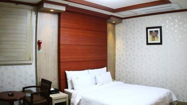 Metro Pole Tourist Hotel