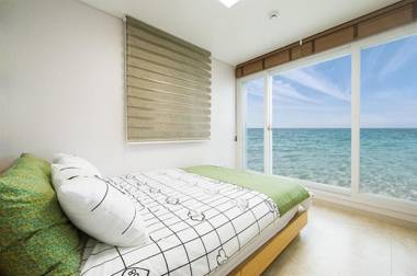 Geojae Beach White Pension