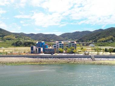 Geojae Beach White Pension