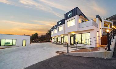 Geojae Uon Poolvilla Pension