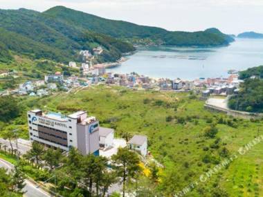 Friemily Poolvilla & Hotel