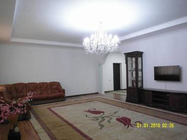 3х комнатные Vip апартаменты с двумя санузлам 140 м2.Две 2х комнатные VIP aпартаменты по 100м2три квартиры на одной лестничной площадке .