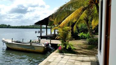 Lake Lane Guest Rest