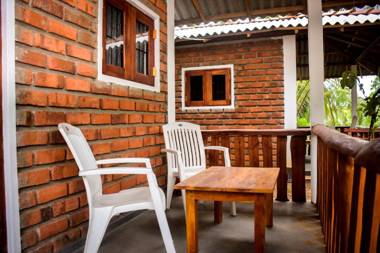 Isuru Cabanas and Restaurant