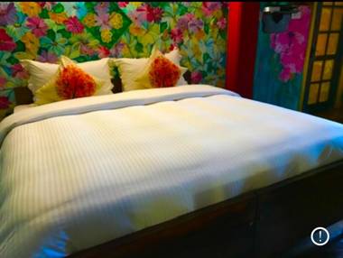 Serendipity Lake Artistic Bungalow by Heidis Home