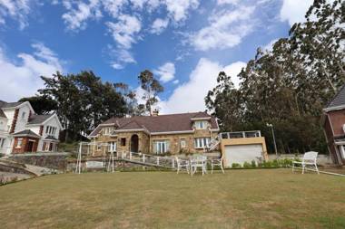 Cotswold Stone Cottage - Little England by Celeste