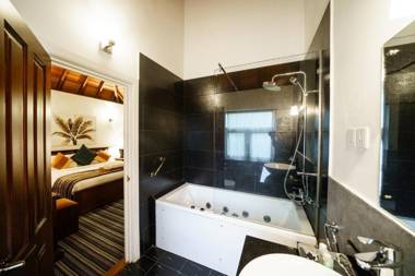 Cotswold Stone Cottage - Little England by Celeste