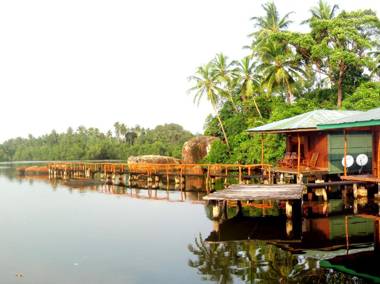 Shiny Lakeside Resort