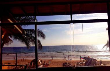 Drifters Hotel & Beach Restaurant