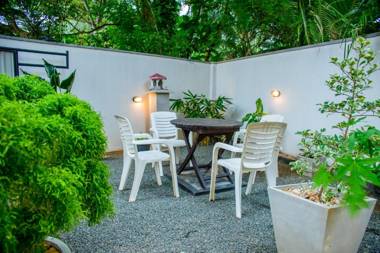 Doors Guesthouse & Cafe