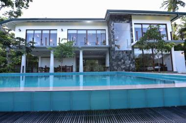 Iain Lake Winds Villa