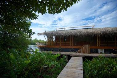 Yathra Houseboat by Jetwing