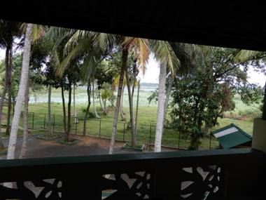 Lake Edge Holiday Inn