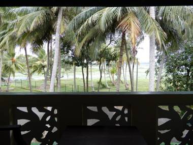 Lake Edge Holiday Inn