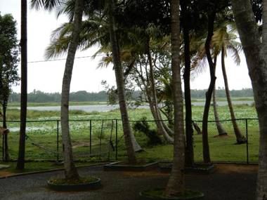 Lake Edge Holiday Inn